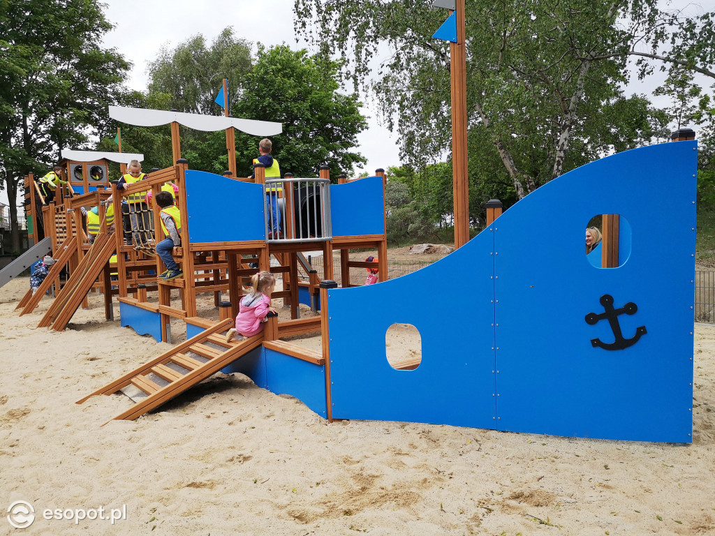 Nowy plac zabaw w kształcie statku / projekt BO Sopot