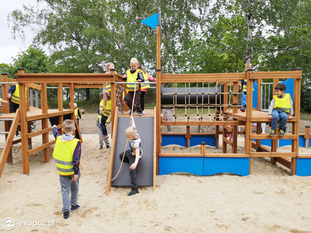 Nowy plac zabaw w kształcie statku / projekt BO Sopot
