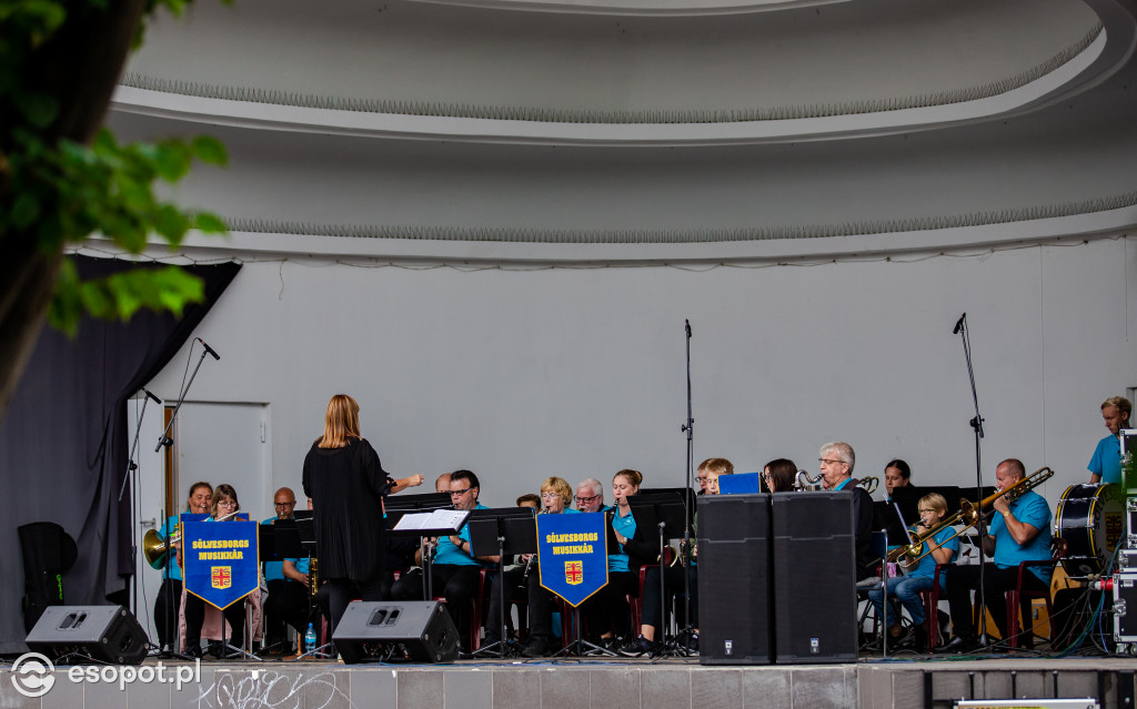Występ orkiestry dętej Sölvesborgs Musikkar w muszli koncertowej w Sopocie [FOTO]