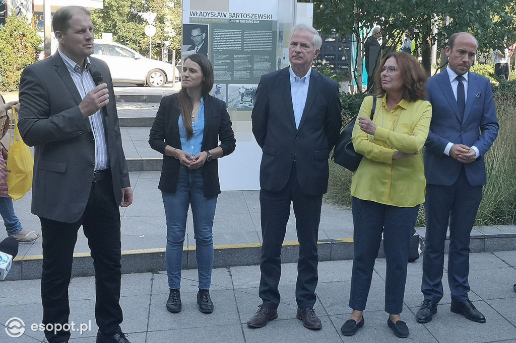 M. Kidawa-Błońśka, Borys Budka i Jacek Karnowski na otwarciu wystawy poświęconej Władysławowi Bartoszewskiemu [FOTO[