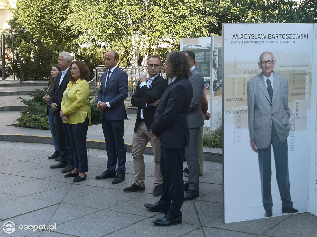 M. Kidawa-Błońśka, Borys Budka i Jacek Karnowski na otwarciu wystawy poświęconej Władysławowi Bartoszewskiemu [FOTO[