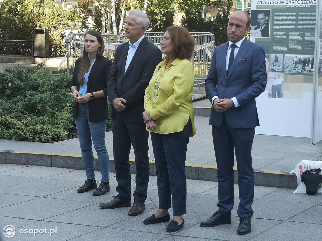 M. Kidawa-Błońśka, Borys Budka i Jacek Karnowski na otwarciu wystawy poświęconej Władysławowi Bartoszewskiemu [FOTO[