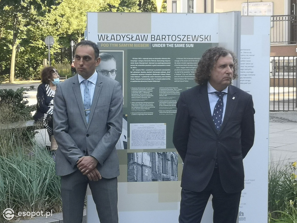 M. Kidawa-Błońśka, Borys Budka i Jacek Karnowski na otwarciu wystawy poświęconej Władysławowi Bartoszewskiemu [FOTO[