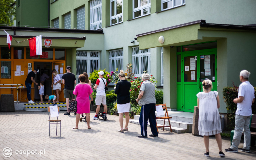 Sopot: tłumy pod lokalami wyborczymi. Polacy idą po frekwencyjny rekord