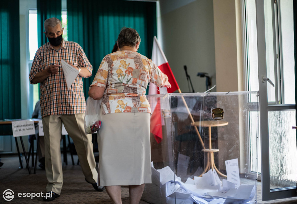 Sopot: tłumy pod lokalami wyborczymi. Polacy idą po frekwencyjny rekord