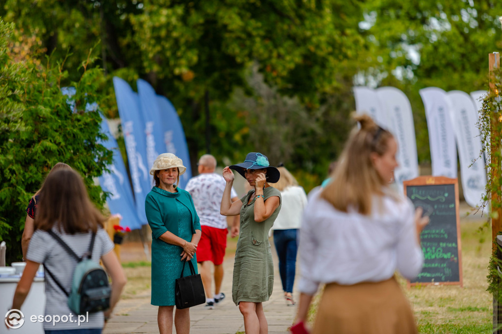 Konkurs Kapeluszy podczas wyścigów konnych na Hipodromie [FOTO]