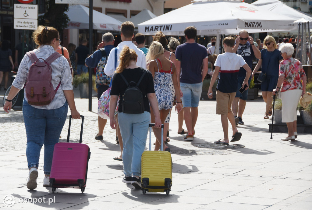 Tłumy w Sopocie, spacer w przedostatnią wakacyjną niedzielę [FOTO]