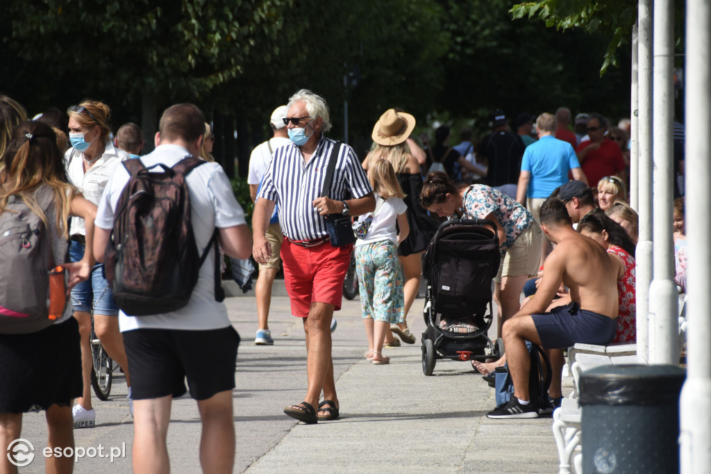 Tłumy w Sopocie, spacer w przedostatnią wakacyjną niedzielę [FOTO]