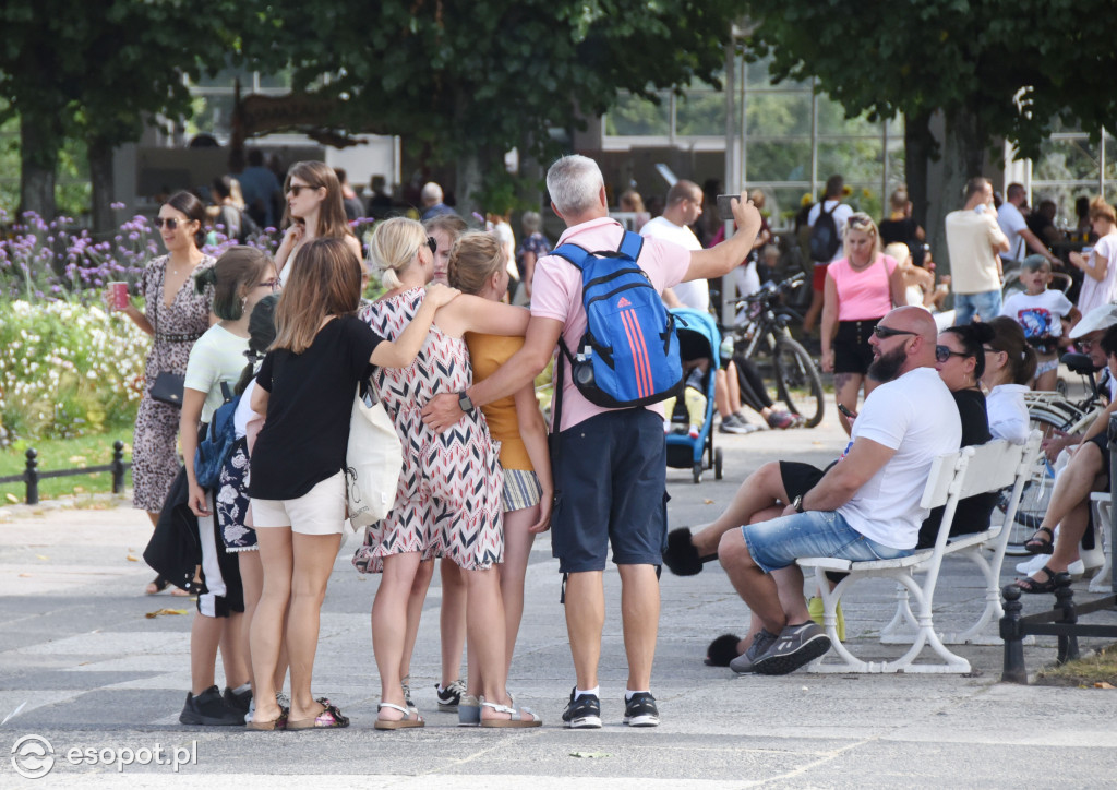 Tłumy w Sopocie, spacer w przedostatnią wakacyjną niedzielę [FOTO]