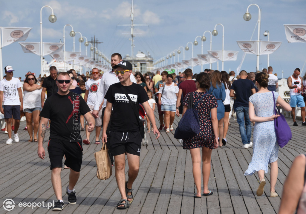 Tłumy w Sopocie, spacer w przedostatnią wakacyjną niedzielę [FOTO]