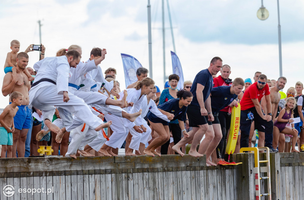 Skok z sopockiego mola w szczytnym celu 30.08.2020 [FOTO]