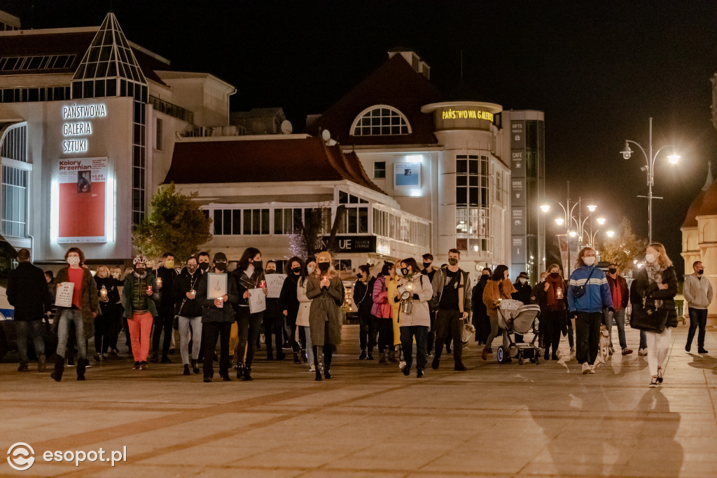 Sopot: kondukt żałobny nad utraconą godnością kobiet [FOTO]