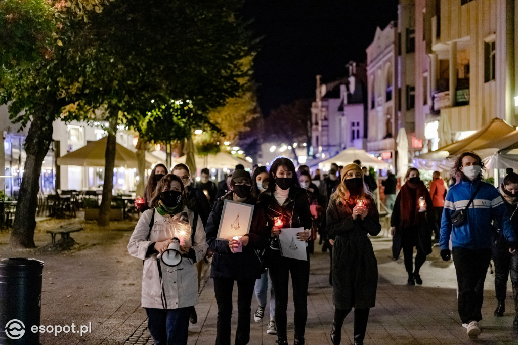 Sopot: kondukt żałobny nad utraconą godnością kobiet [FOTO]