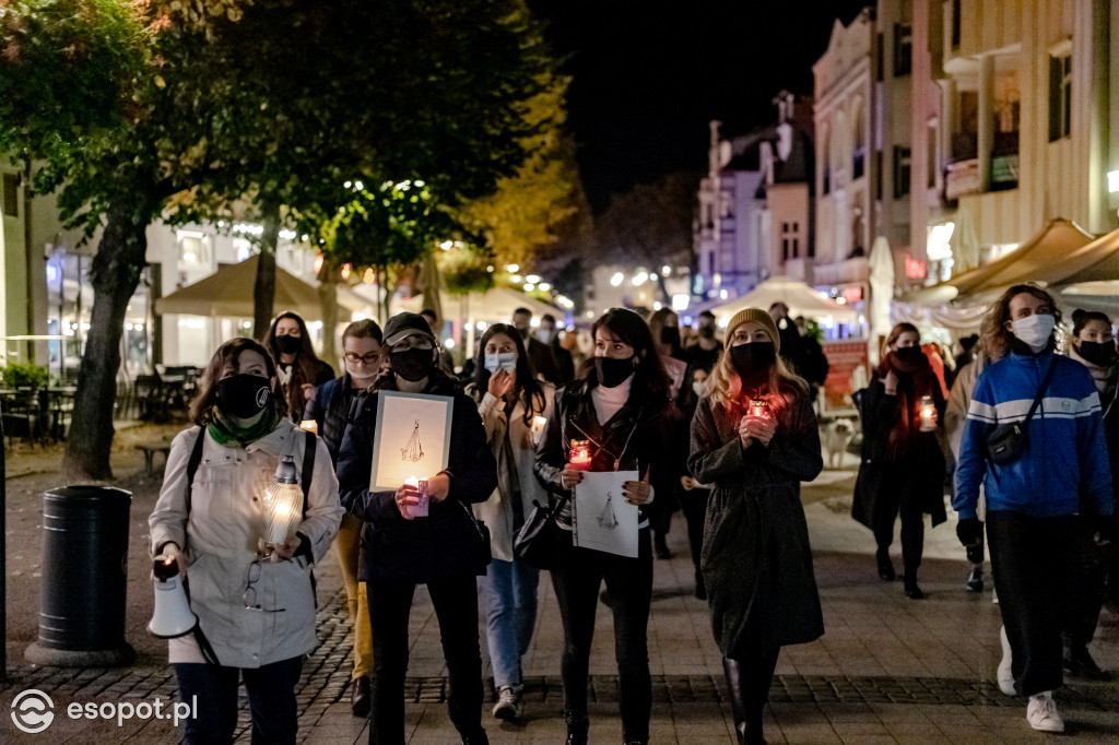 Sopot: kondukt żałobny nad utraconą godnością kobiet [FOTO]