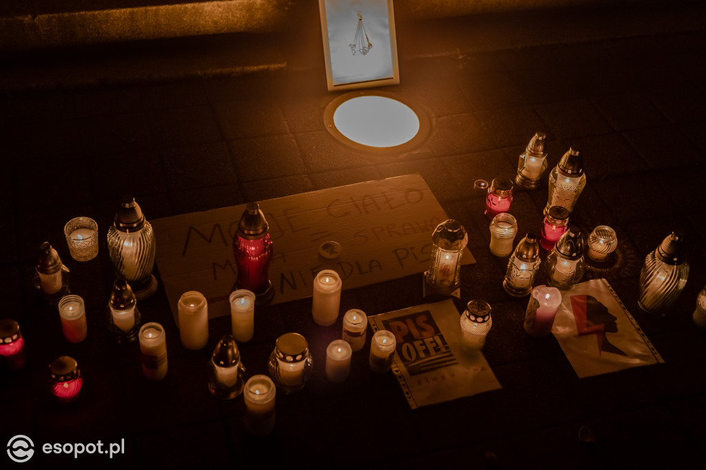 Sopot: kondukt żałobny nad utraconą godnością kobiet [FOTO]