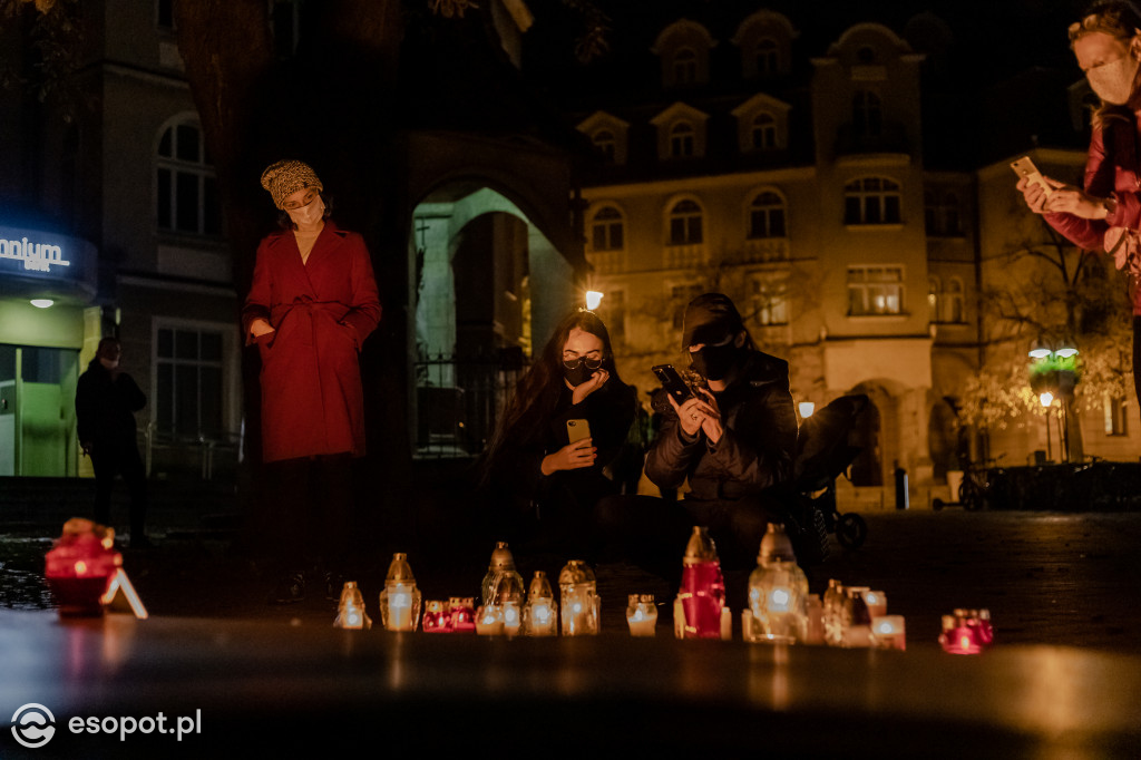 Sopot: kondukt żałobny nad utraconą godnością kobiet [FOTO]