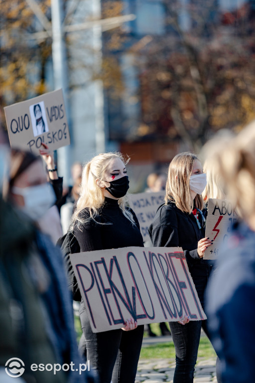 Protesty na ulicach Trójmiasta: kobiety dołączyły do gastronomików i strajku przedsiębiorców [25.10.20]