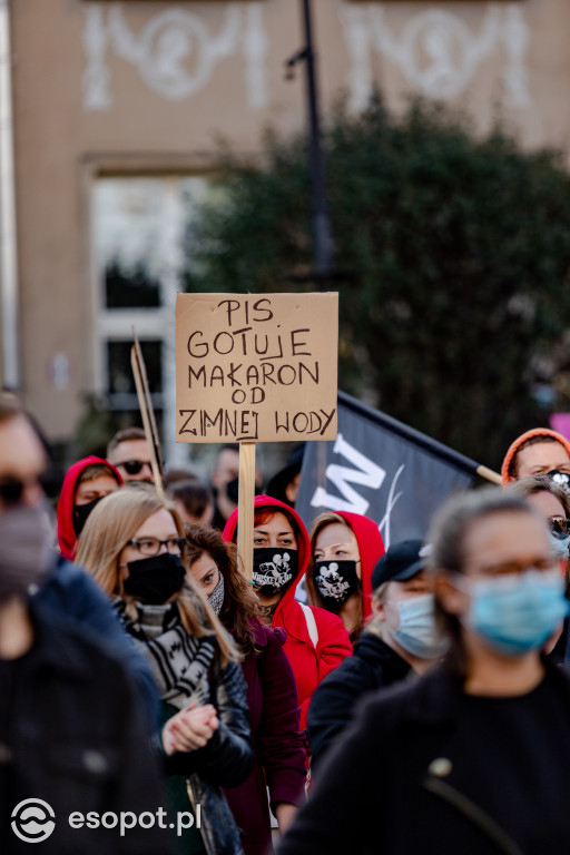 Protesty na ulicach Trójmiasta: kobiety dołączyły do gastronomików i strajku przedsiębiorców [25.10.20]