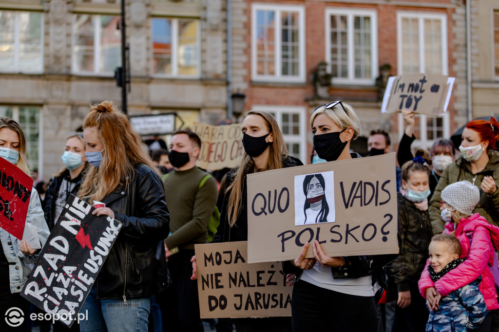Protesty na ulicach Trójmiasta: kobiety dołączyły do gastronomików i strajku przedsiębiorców [25.10.20]