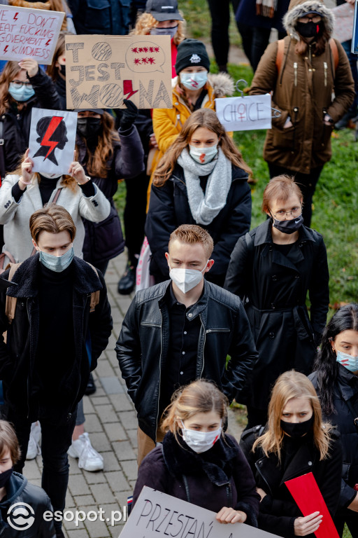 Tłum studentów protestował na kampusie UG [FOTO]