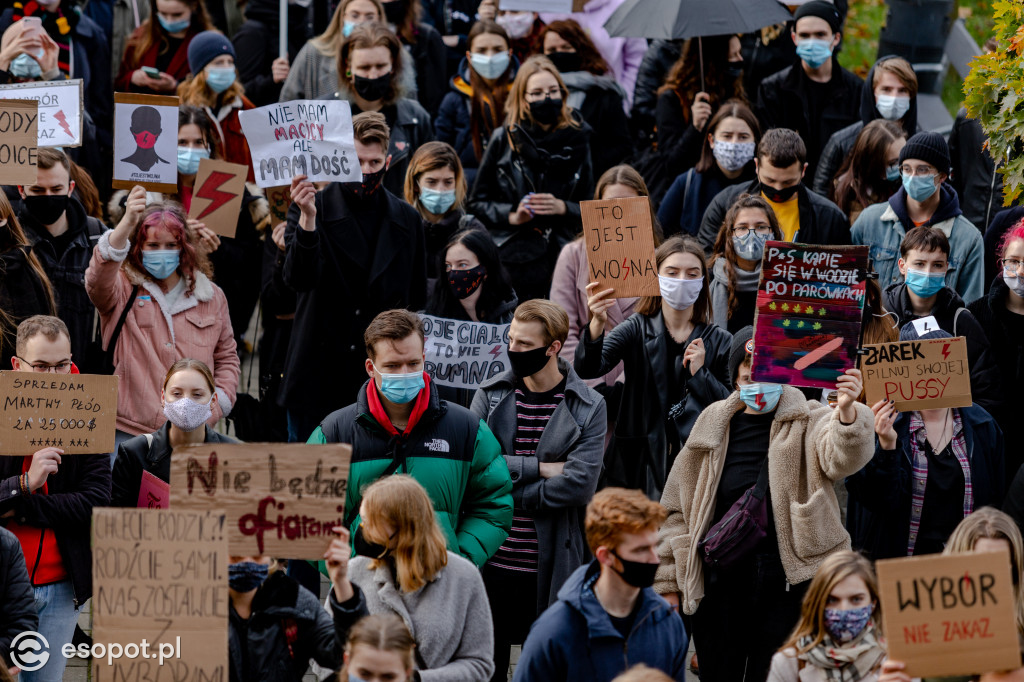 Tłum studentów protestował na kampusie UG [FOTO]