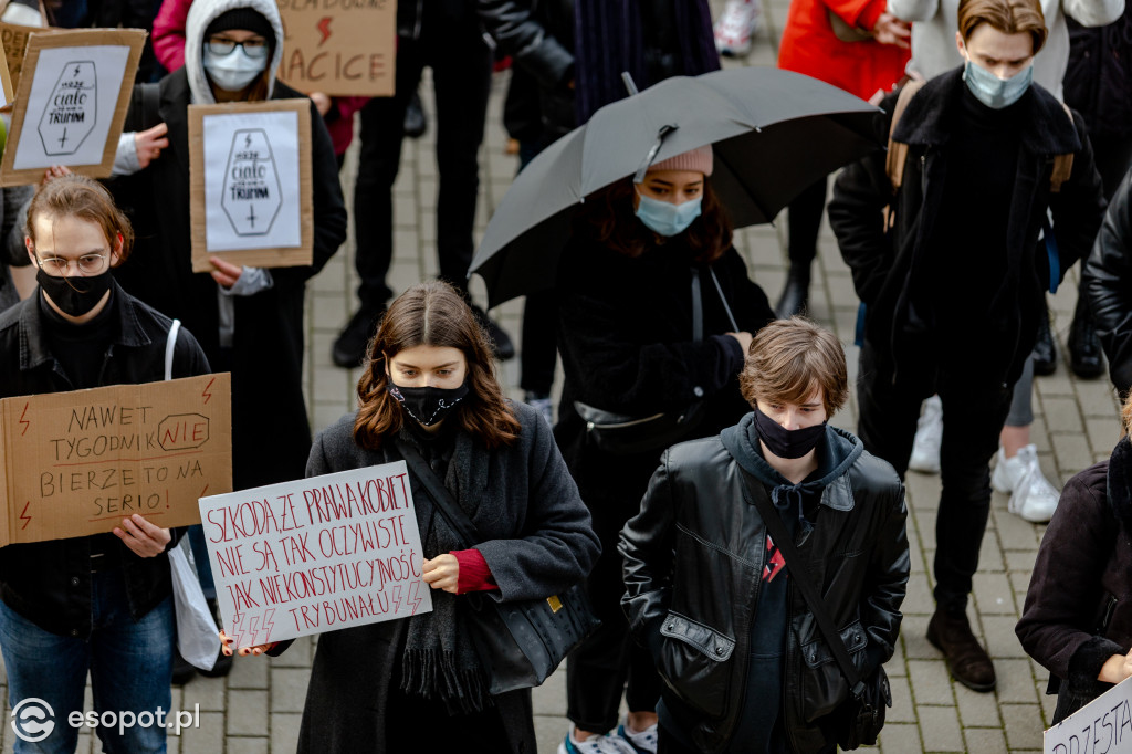 Tłum studentów protestował na kampusie UG [FOTO]