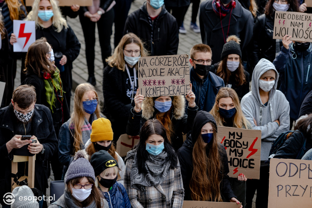 Tłum studentów protestował na kampusie UG [FOTO]