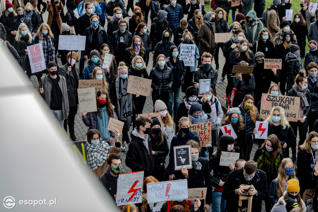 Tłum studentów protestował na kampusie UG [FOTO]