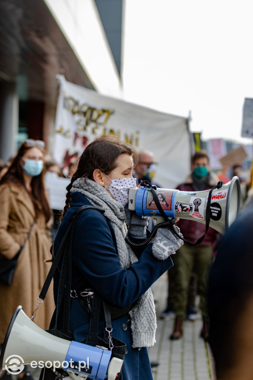 Tłum studentów protestował na kampusie UG [FOTO]