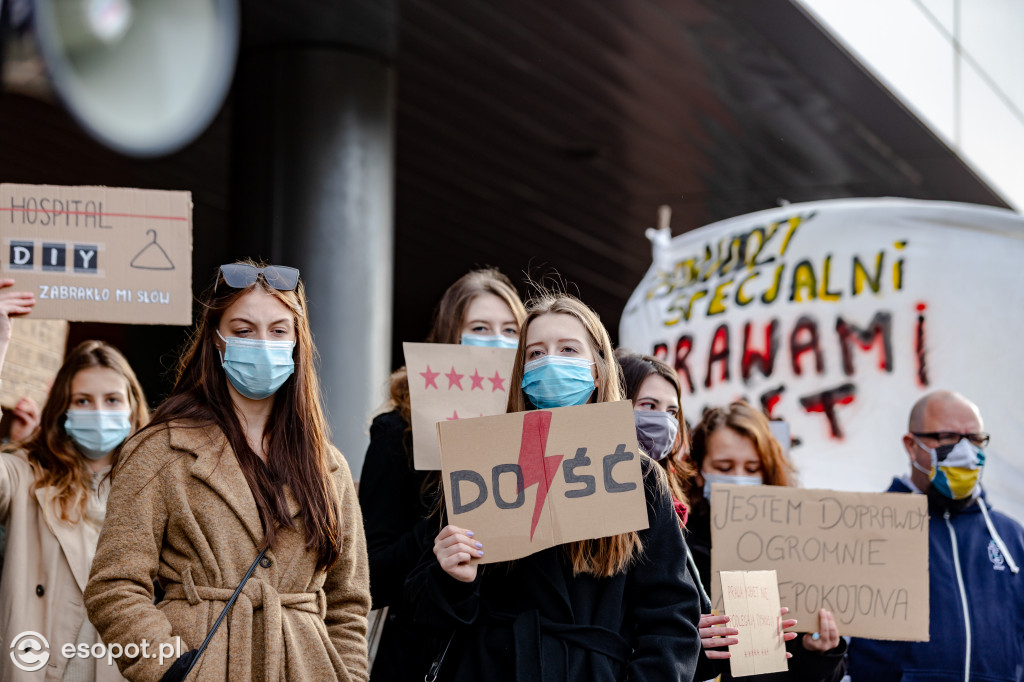 Tłum studentów protestował na kampusie UG [FOTO]