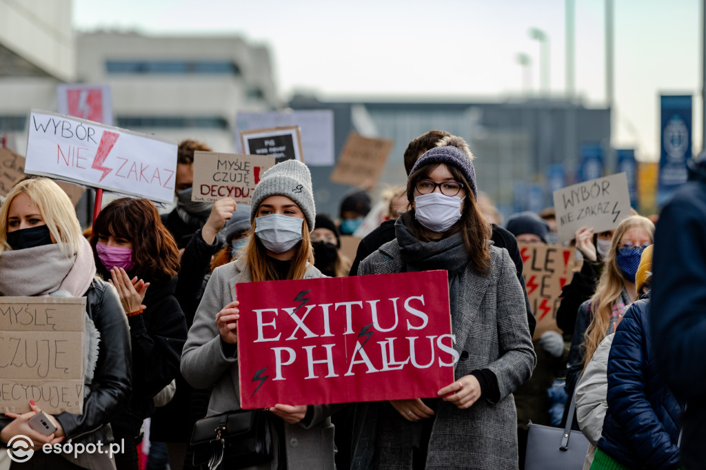 Tłum studentów protestował na kampusie UG [FOTO]