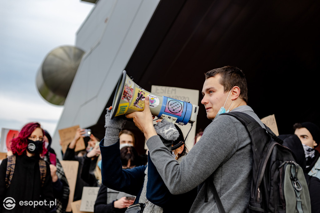 Tłum studentów protestował na kampusie UG [FOTO]