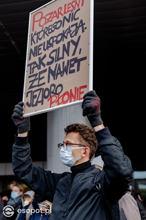 Tłum studentów protestował na kampusie UG [FOTO]