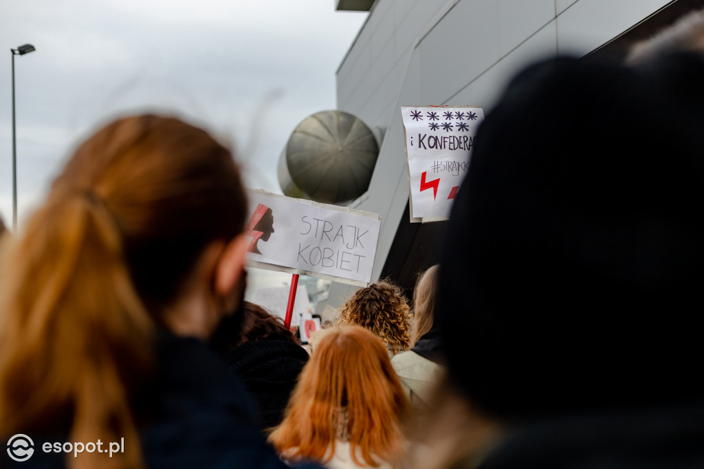 Tłum studentów protestował na kampusie UG [FOTO]