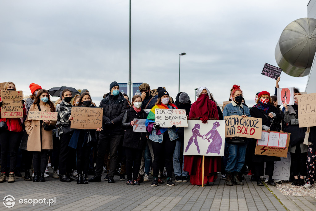 Tłum studentów protestował na kampusie UG [FOTO]