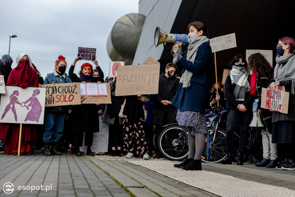 Tłum studentów protestował na kampusie UG [FOTO]