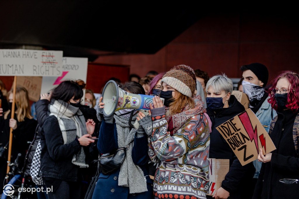 Tłum studentów protestował na kampusie UG [FOTO]