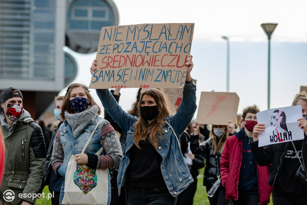 Tłum studentów protestował na kampusie UG [FOTO]