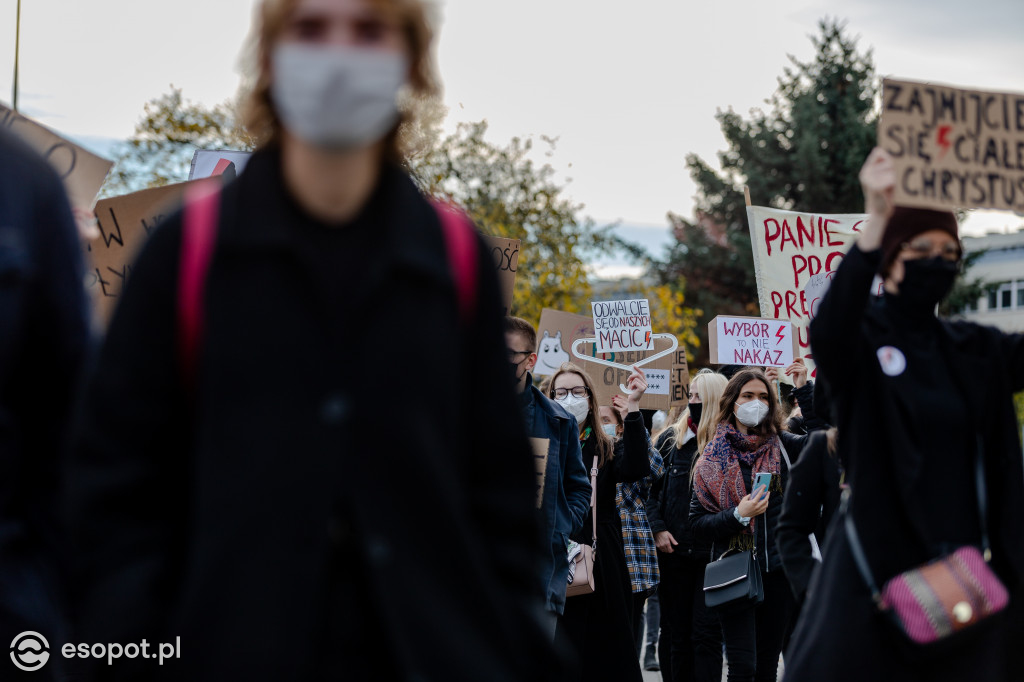 Tłum studentów protestował na kampusie UG [FOTO]