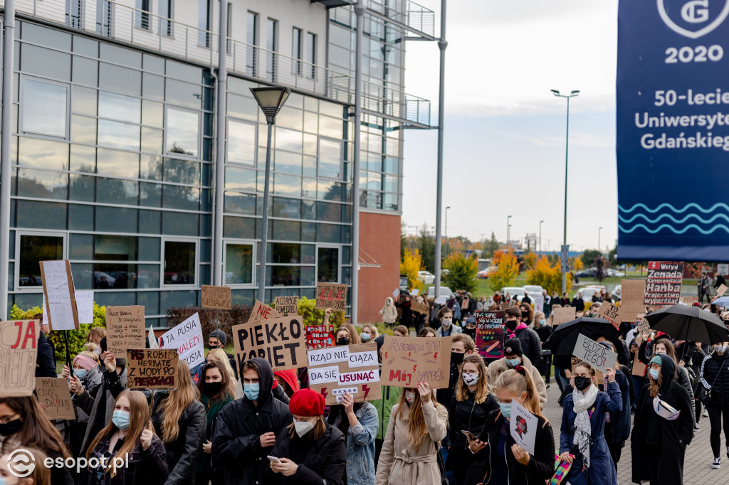 Tłum studentów protestował na kampusie UG [FOTO]