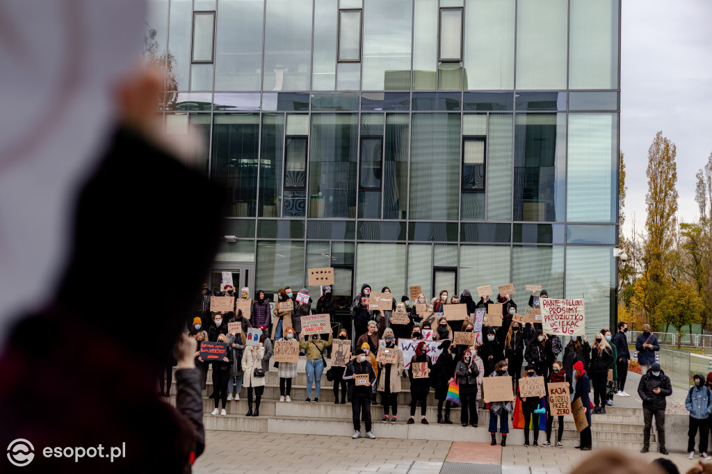 Tłum studentów protestował na kampusie UG [FOTO]