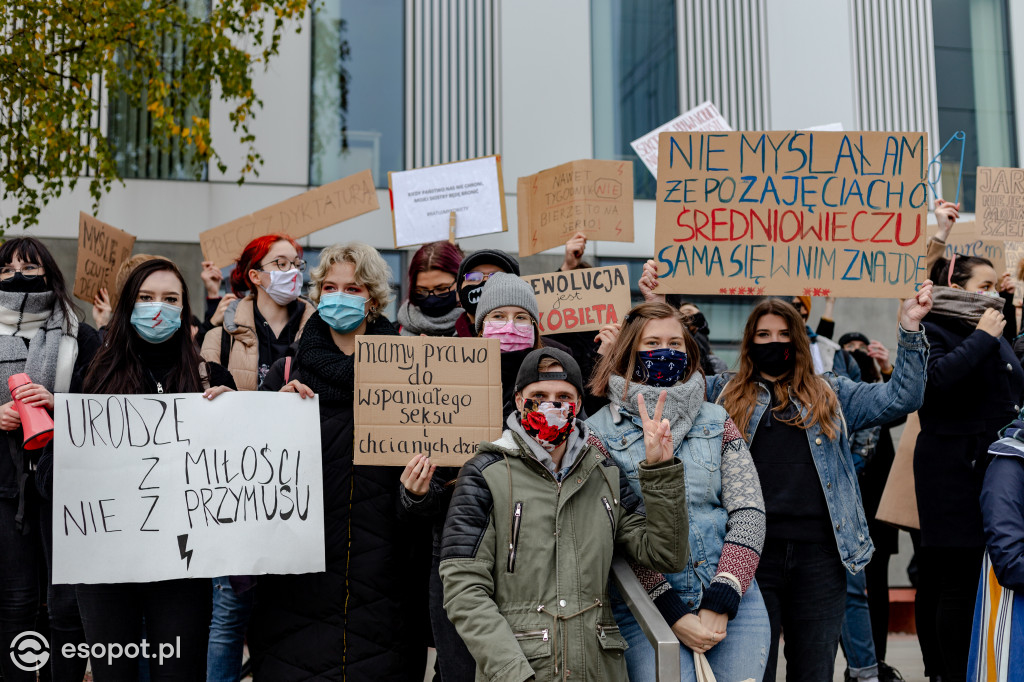 Tłum studentów protestował na kampusie UG [FOTO]