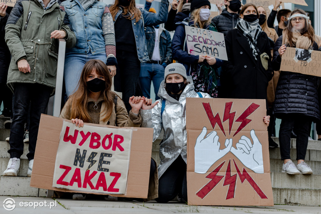 Tłum studentów protestował na kampusie UG [FOTO]