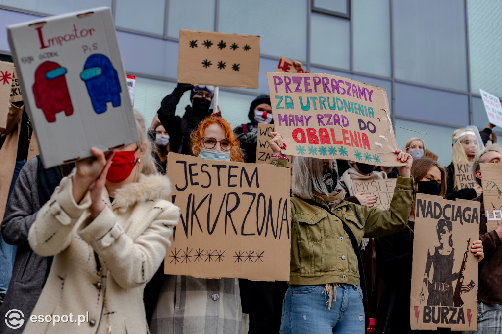 Tłum studentów protestował na kampusie UG [FOTO]