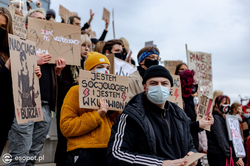 Tłum studentów protestował na kampusie UG [FOTO]