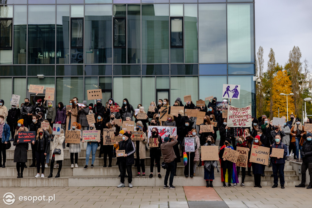 Tłum studentów protestował na kampusie UG [FOTO]