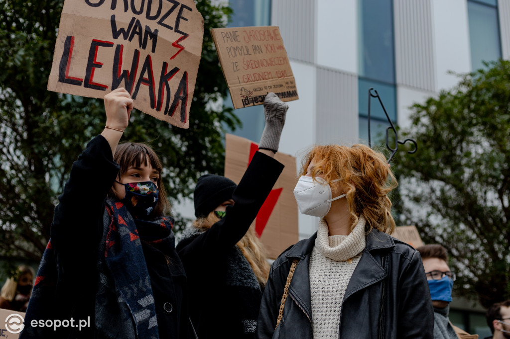 Tłum studentów protestował na kampusie UG [FOTO]