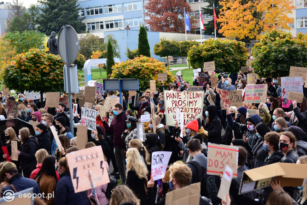 Tłum studentów protestował na kampusie UG [FOTO]
