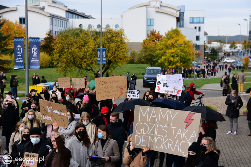 Tłum studentów protestował na kampusie UG [FOTO]