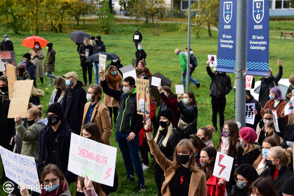 Tłum studentów protestował na kampusie UG [FOTO]